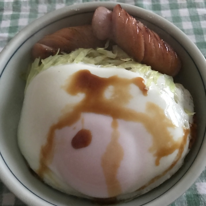 ウインナーとキャベツの目玉焼き丼